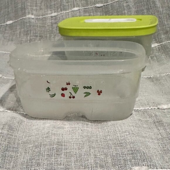 TupperWare FridgeSmart Small - Set of 2 bowls with Lids, Veggie Keepers - Picture 5 of 16